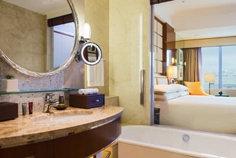 上海雅居乐万豪酒店配有 1 张特大床或 2 张双人床的客房